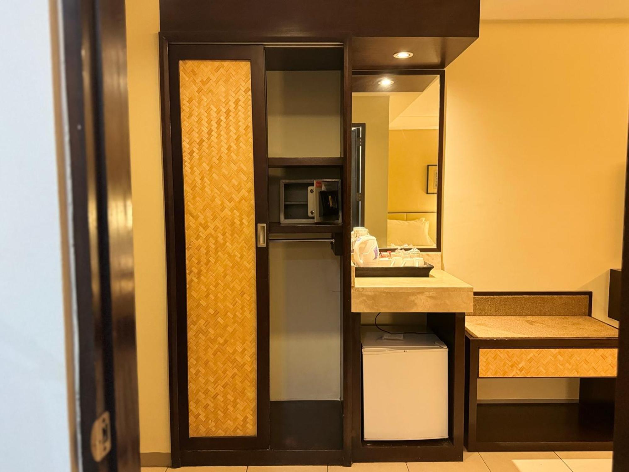 Circle Inn - Iloilo City Center Dış mekan fotoğraf